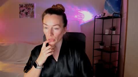 Snapshot of save_the_qween chatting on November 19, 8:36 am save the qween online show from November 19, 8:36 am