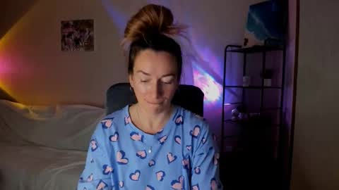 Snapshot of save_the_qween chatting on November 24, 8:36 am save the qween online show from November 24, 8:36 am