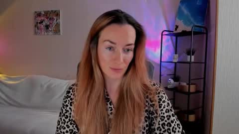 Snapshot of save_the_qween chatting on November 27, 7:43 am save the qween online show from November 27, 7:43 am