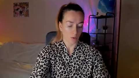 Snapshot of save_the_qween chatting on November 28, 12:19 pm save the qween online show from November 28, 12:19 pm