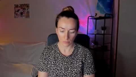 Snapshot of save_the_qween chatting on December 1, 7:24 am save the qween online show from December 1, 7:24 am