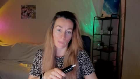 Snapshot of save_the_qween chatting on December 4, 7:50 am save the qween online show from December 4, 7:50 am