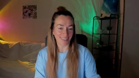 Snapshot of save_the_qween chatting on December 5, 6:55 am save the qween online show from December 5, 6:55 am