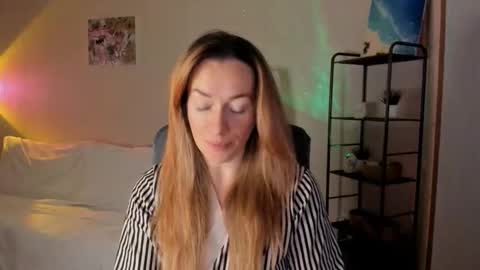 Snapshot of save_the_qween chatting on December 14, 7:25 am save the qween online show from December 14, 7:25 am