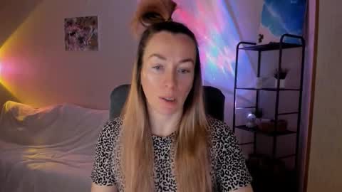 Snapshot of save_the_qween chatting on December 15, 5:55 am save the qween online show from December 15, 5:55 am