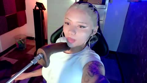 Snapshot of scarlet_gold chatting on November 19, 4:12 am scarlet_gold online show from November 19, 4:12 am