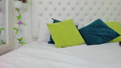 Isa online show from February 19, 2:23 pm