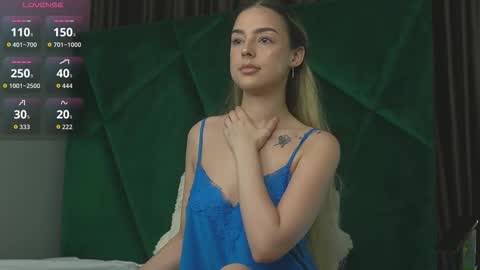 Snapshot of scarletcoles chatting on October 15, 12:33 am Scarlet online show from October 15, 12:33 am