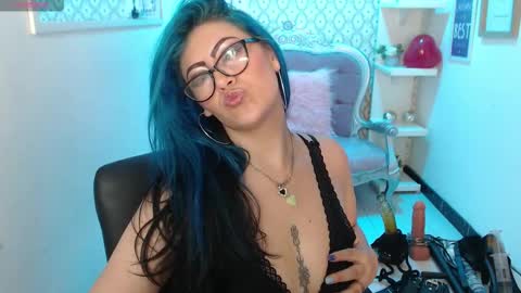 Snapshot of scarleth_bluee chatting on February 17, 3:04 am Scarleth online show from February 17, 3:04 am