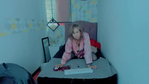 S C A R L E T online show from December 21, 4:03 pm