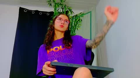 Snapshot of scarletjonesx chatting on November 24, 4:23 am Denis online show from November 24, 4:23 am