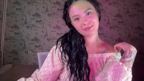 Snapshot of scarletpetal chatting on October 4, 10:35 am scarletpetal online show from October 4, 10:35 am