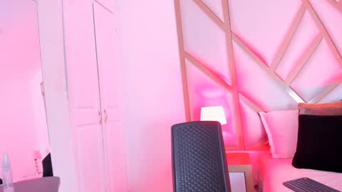 Snapshot of scarletpunk_ chatting on December 4, 6:17 pm Scarlet online show from December 4, 6:17 pm