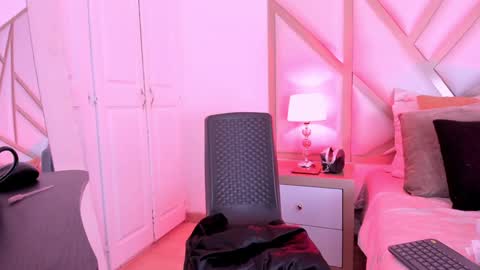 Snapshot of scarletpunk_ chatting on December 11, 2:54 pm Scarlet online show from December 11, 2:54 pm