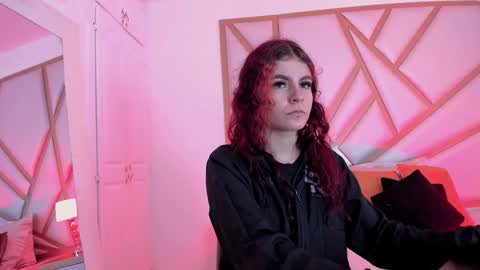 Snapshot of scarletpunk_ chatting on January 4, 11:43 am Scarlet online show from January 4, 11:43 am