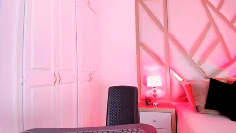 Snapshot of scarletpunk_ chatting on February 5, 11:55 am Scarlet online show from February 5, 11:55 am