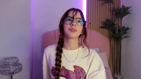 Snapshot of scarlett_smith_3 chatting on December 16, 3:11 am scarlett smith 3 online show from December 16, 3:11 am