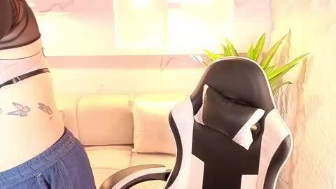 Snapshot of scarlett_smith_tp chatting on December 16, 1:27 pm Scarlett online show from December 16, 1:27 pm