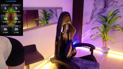 Snapshot of scarlettt_jones chatting on November 13, 10:19 pm scarlettt_jones online show from November 13, 10:19 pm