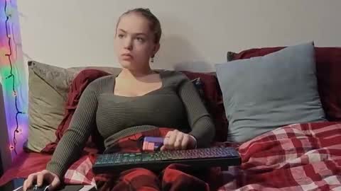 Snapshot of scarredthighs chatting on December 15, 6:45 pm ScarredThighs online show from December 15, 6:45 pm