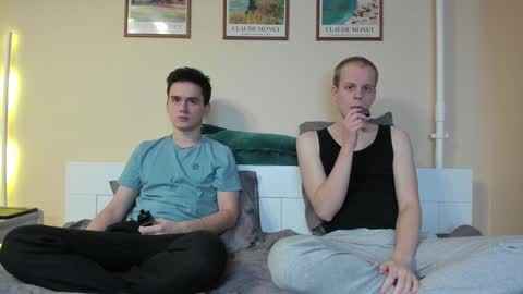Snapshot of scooby_r chatting on December 6, 4:49 pm Thomas brunette and Alex blond online show from December 6, 4:49 pm