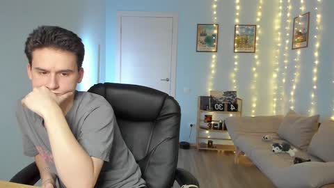 Snapshot of scooby_r chatting on December 21, 12:27 pm Thomas brunette and Alex blond online show from December 21, 12:27 pm