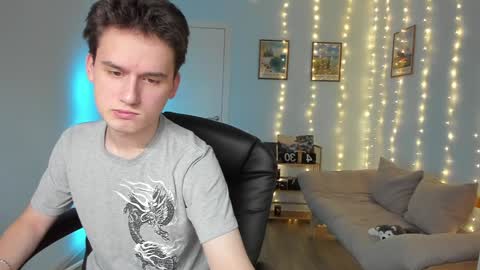 Snapshot of scooby_r chatting on December 28, 8:48 am Thomas brunette and Alex blond online show from December 28, 8:48 am