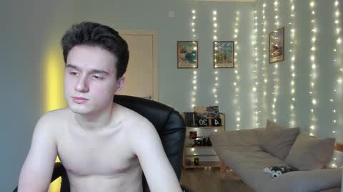 Snapshot of scooby_r chatting on December 29, 11:18 am Thomas brunette and Alex blond online show from December 29, 11:18 am