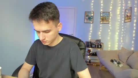 Snapshot of scooby_r chatting on January 5, 8:22 am Thomas brunette and Alex blond online show from January 5, 8:22 am