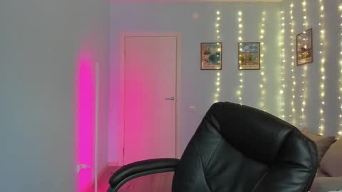 Snapshot of scooby_r chatting on January 9, 8:45 am Thomas brunette and Alex blond online show from January 9, 8:45 am