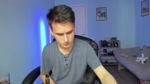 Snapshot of scooby_r chatting on January 17, 10:55 am Thomas brunette and Alex blond online show from January 17, 10:55 am