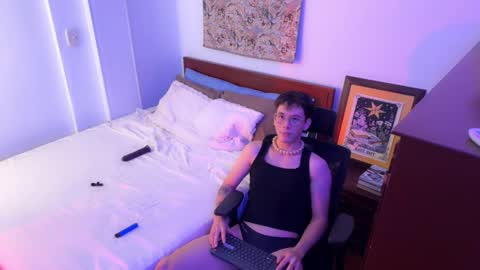 Snapshot of scoobysnack_ chatting on December 14, 2:06 am ScoobySnack online show from December 14, 2:06 am