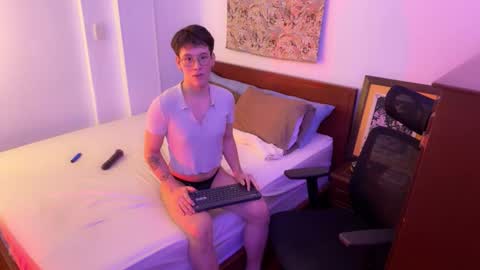 Snapshot of scoobysnack_ chatting on December 19, 1:34 am ScoobySnack online show from December 19, 1:34 am