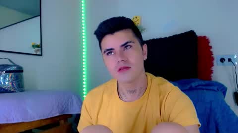 Snapshot of sebastian_loaiza chatting on December 16, 4:01 pm Sebastian online show from December 16, 4:01 pm