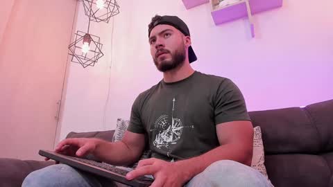 Instagram jeanpaulfit  online show from December 26, 9:26 pm