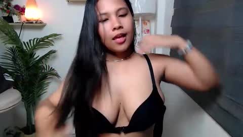 Snapshot of seductive_elle chatting on December 5, 12:30 am ellie online show from December 5, 12:30 am