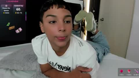 Snapshot of seductivo_jr chatting on October 6, 3:48 am seductivo online show from October 6, 3:48 am