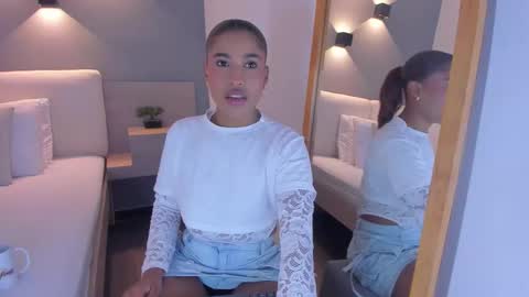 Snapshot of selena_monroy chatting on November 29, 10:51 am Selena online show from November 29, 10:51 am