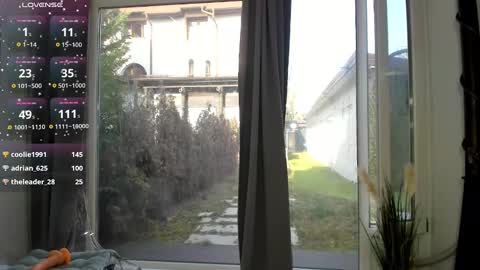 Snapshot of selena_reeves chatting on February 14, 10:49 am Selena online show from February 14, 10:49 am