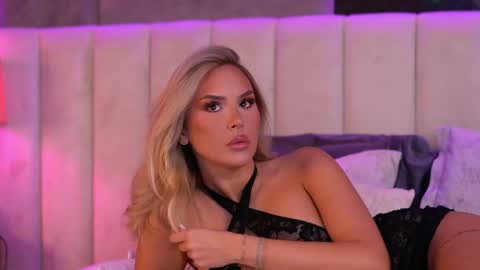 Selena online show from April 18, 7:56 am