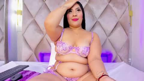 Snapshot of selenefox_ chatting on October 17, 12:19 pm Selene online show from October 17, 12:19 pm