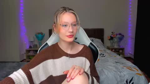 Snapshot of selfharm777 chatting on September 21, 8:21 pm Simon and Alice online show from September 21, 8:21 pm