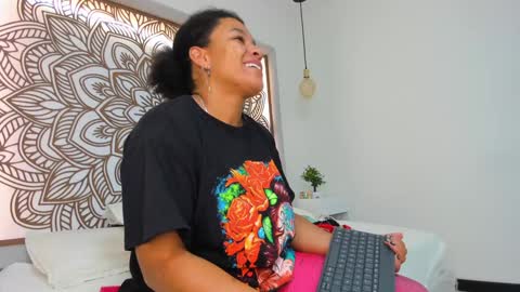 Snapshot of selket_ chatting on December 3, 11:33 am Selket online show from December 3, 11:33 am