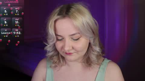 Snapshot of sensual_girrrl chatting on December 17, 9:21 pm Ilona online show from December 17, 9:21 pm
