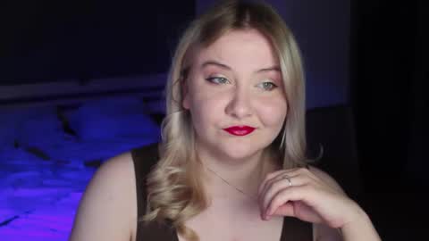 Snapshot of sensual_girrrl chatting on May 18, 11:32 pm Ilona online show from May 18, 11:32 pm