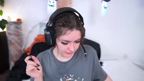 Snapshot of serareads chatting on October 28, 2:09 pm SeraReads online show from October 28, 2:09 pm