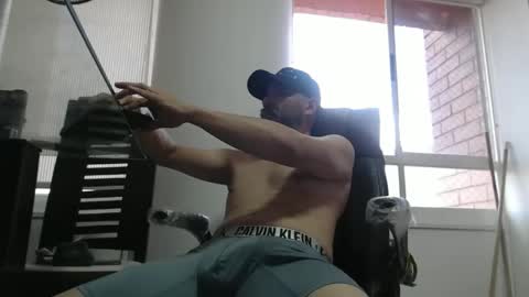 Snapshot of serioyhetero19 chatting on December 22, 9:34 pm hetero serio discreto online show from December 22, 9:34 pm