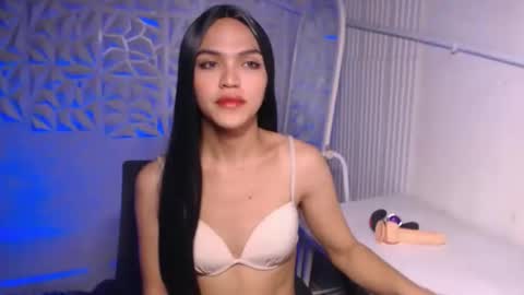 Snapshot of servicedoll18 chatting on November 4, 6:29 pm Bella online show from November 4, 6:29 pm