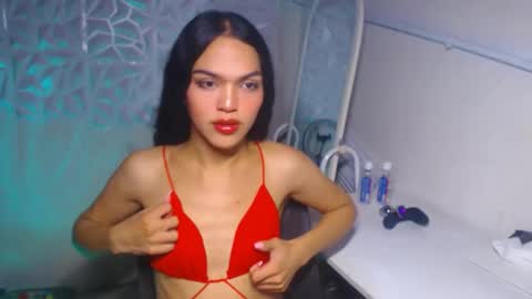 Snapshot of servicedoll18 chatting on November 8, 5:23 pm Bella online show from November 8, 5:23 pm