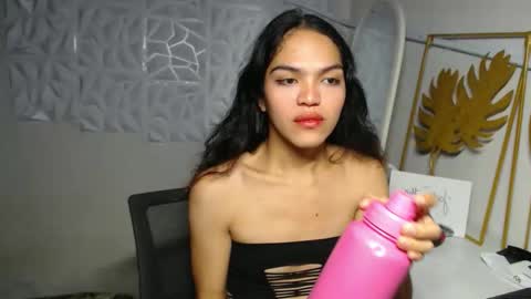 Snapshot of servicedoll18 chatting on November 16, 7:41 pm Bella online show from November 16, 7:41 pm